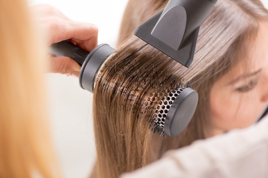 Безопасная укладка феном: топ-6 секретов для обладательниц пышных волос