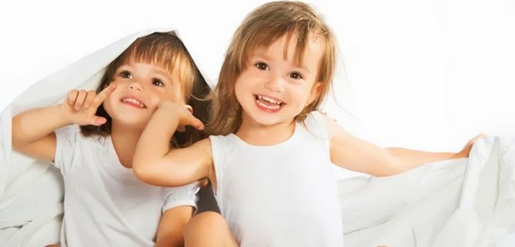 Сладкая парочка: как воспитывать близнецов