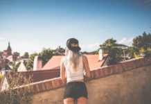 С чем носить Snapback девушке?