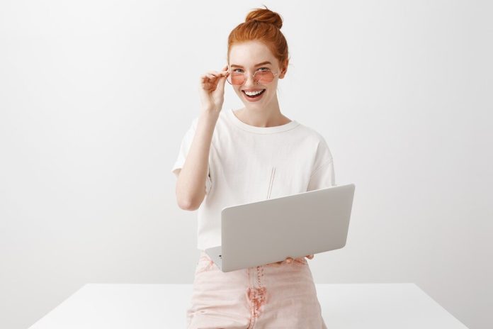 https://ru.freepik.com/free-photo/stylish-female-redhead-in-sunglasses-working-with-laptop_9902659.htm#fromView=search&page=1&position=52&uuid=71f1deb2-25cc-4e47-acca-226aa27d5db9