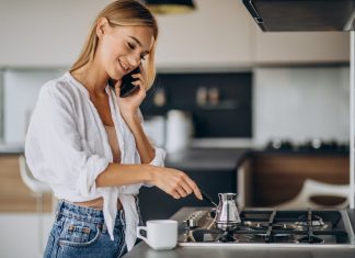 https://ru.freepik.com/free-photo/young-woman-talking-on-the-phone-and-making-morning-coffee_10705387.htm#fromView=search&page=1&position=1&uuid=ff06d4b2-c49b-4317-9faf-736b086de2d9
