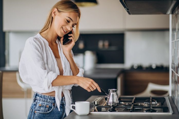 https://ru.freepik.com/free-photo/young-woman-talking-on-the-phone-and-making-morning-coffee_10705387.htm#fromView=search&page=1&position=1&uuid=ff06d4b2-c49b-4317-9faf-736b086de2d9