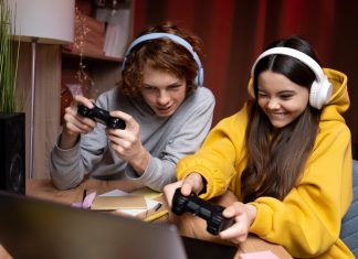 https://ru.freepik.com/free-photo/two-teenage-friends-playing-video-games-together-at-home_24238401.htm#fromView=search&page=1&position=23&uuid=7f9710c1-dfdc-489a-8b9d-0eced08a9646