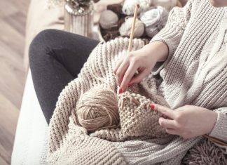 https://ru.freepik.com/free-photo/vintage-wooden-knitting-needles-and-yarn-in-womans-hands_10921991.htm#fromView=search&page=1&position=0&uuid=64c9b10c-d677-4d0c-92ef-54be240b6b79