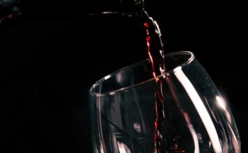 С чем пить вино и его польза: советы и виды