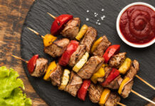 Что подать к шашлыку: гарниры, соусы и напитки для идеального пикника