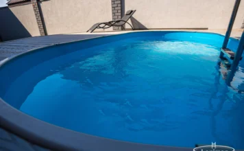 Как превратить зону бассейна в вечерний лаунж: свет, текстиль, мебель