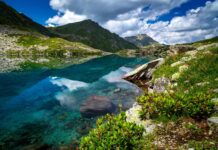 Семицветное озеро в Архызе: где скрываются семь цветов