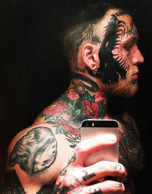 Сын Елены Яковлевой продолжает эксперименты с татуировками: Денис Шальных украсил лицо очередным рисунком
