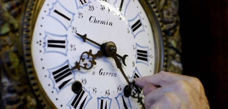 Когда переводят часы на зимнее время 2016. Будут ли переводить время в России?