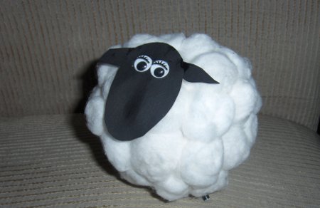 Милая овечка из ватных шариков на новый год