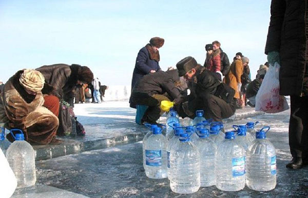 Святая вода на Крещение Господне (Богоявление) 19 января: свойства, когда и где набирать, как использовать